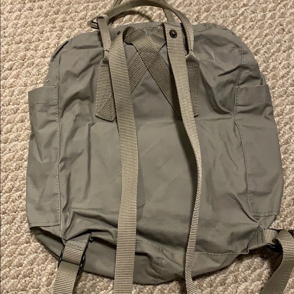 A backpack - Picture 2 of 7